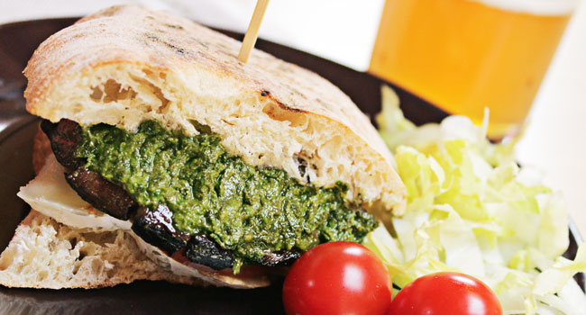 Panino vegetariano di funghi Portobello, formaggio di capra e pesto di basilico