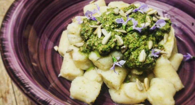 Gnocchi di patate e cannellini con pesto di foglie di barbabietola