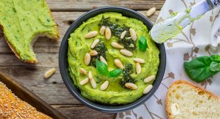 Hummus al pesto e pinoli