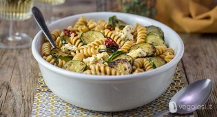 Pasta fredda ai pomodori secchi, zucchine e tofu alle erbe