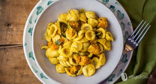 Orecchiette con zucca, salsa tahina e limone