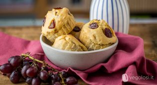 Muffin salati alle arachidi, uva e feta vegana