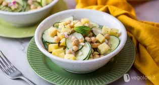 Insalata del sole - Cetrioli, ananas, ceci e dressing allo yogurt
